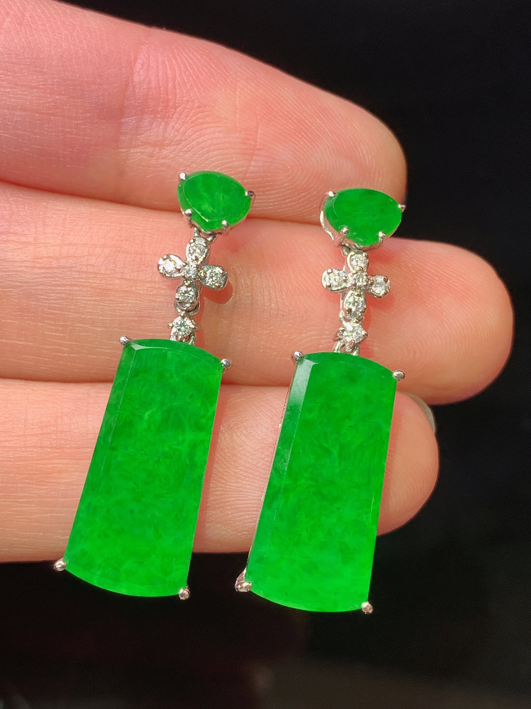 18k金钻镶嵌满绿无事牌耳坠 玉质细腻 色泽艳丽清新 水润亮眼 整体尺寸31*8.6*3.8L2