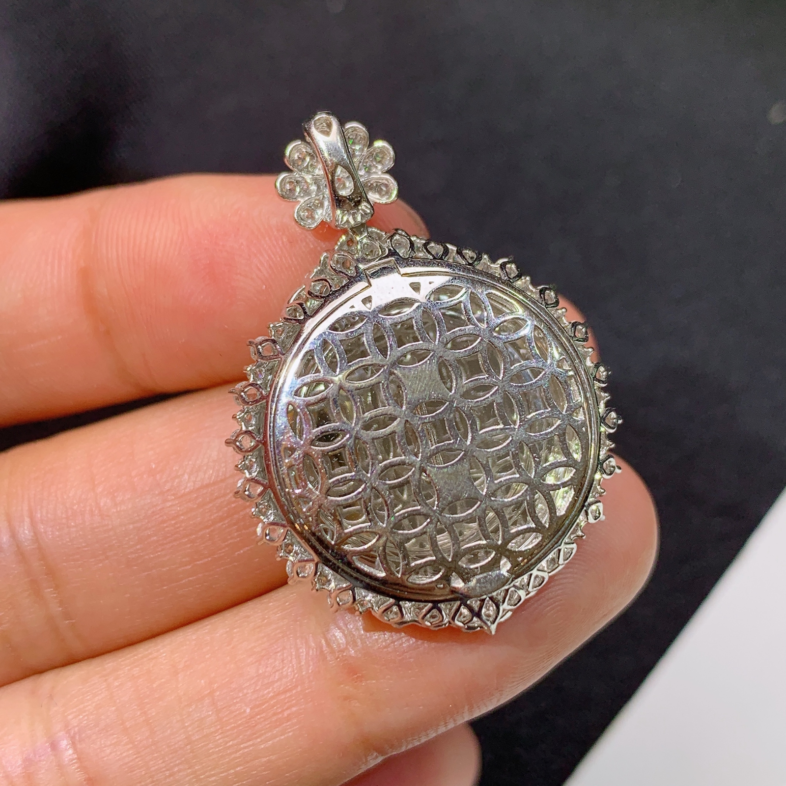 冰飘绿平安扣吊坠，18k金镶嵌，冰润色阳，玉质细腻，种水足，y5 尺寸33.9*24.8*10.5