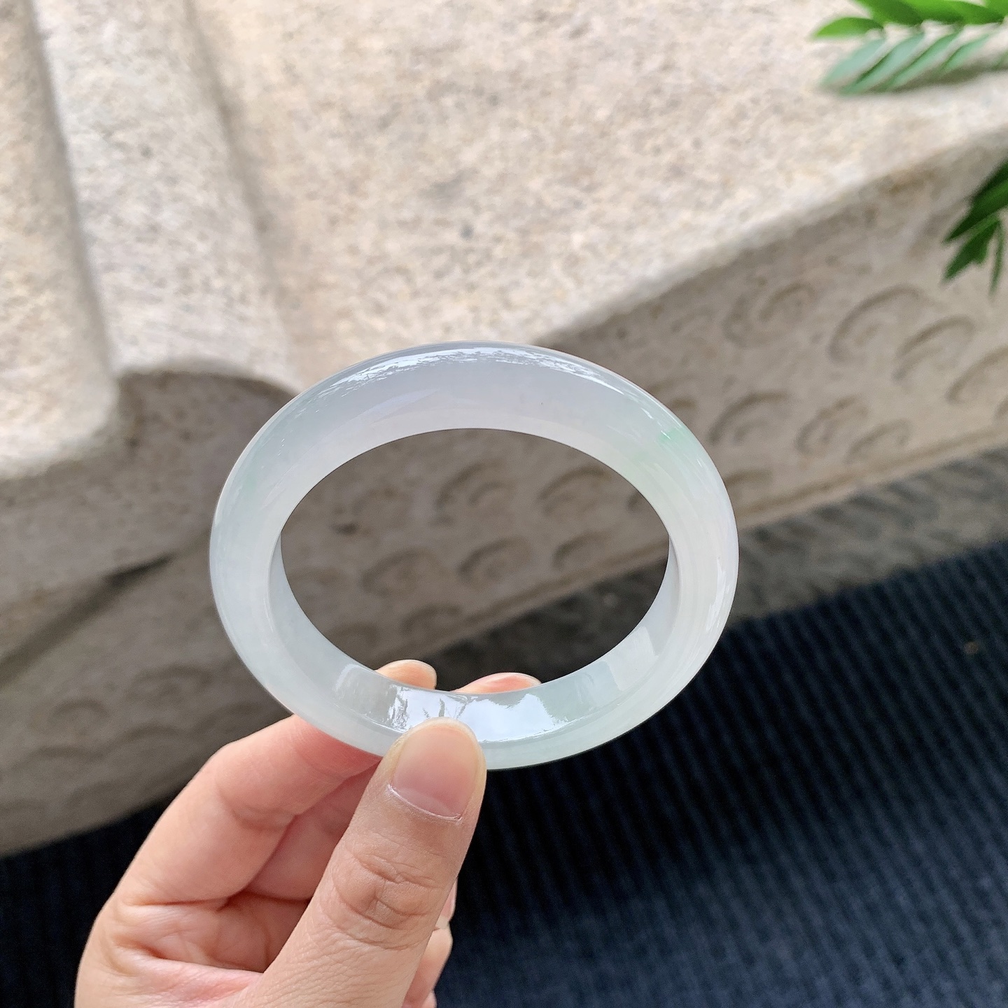 正圈53 54【圈口】54.4/11.4/8.5【编码】C5040945【描述】糯冰飘绿，水润，种老，细腻，打灯有絮线