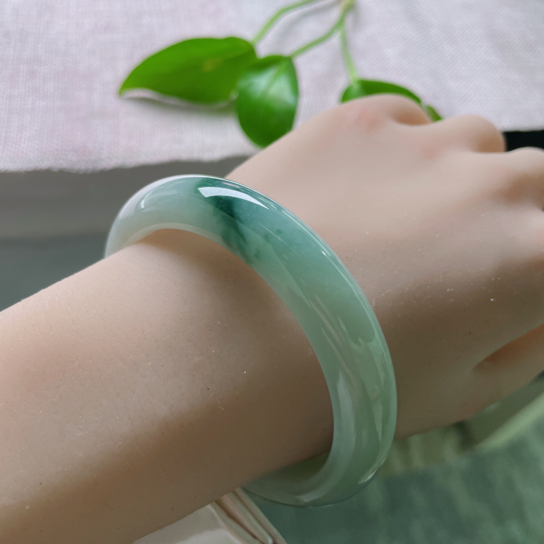 57.1/12.1/7.6，飘花正圈，肉质细腻干净，温润如玉，优雅入骨。一点指甲纹不显，ss47261a