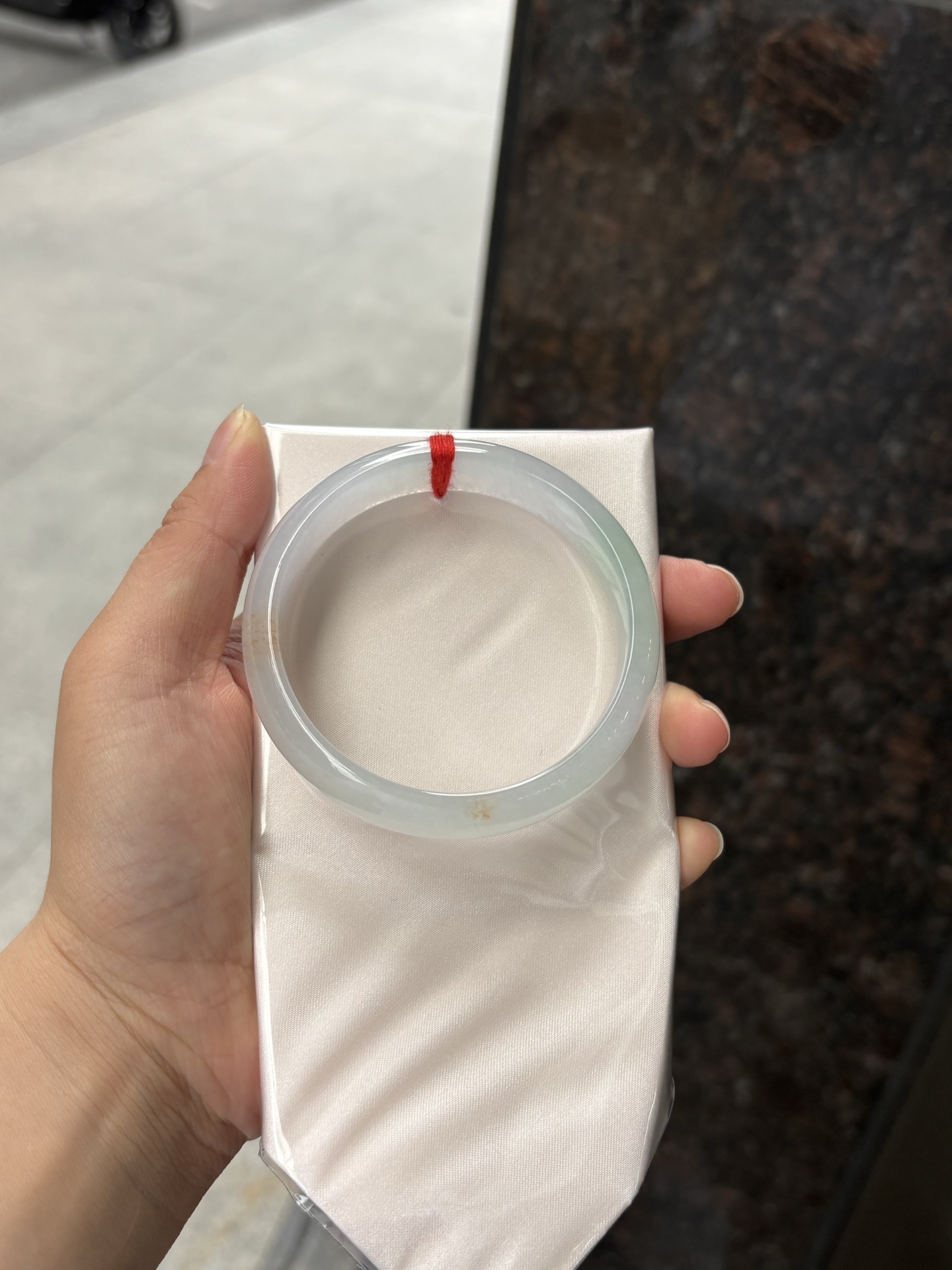 三彩宽版正圈 57.7-14.2-7 0408-N379 ，底妆冰润，春彩洒金，有三彩特色，仿佛彩虹般的色彩，绚丽梦幻，气质清新淡雅，上手靓丽大方。