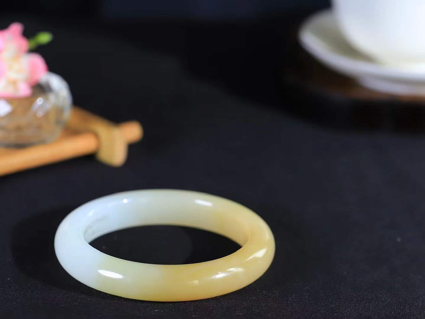 （一见倾心.手镯）

精品和田玉糖白玉手镯，玉质温润细腻 油性十足 手感舒适，高华雅逸，线条流畅，简