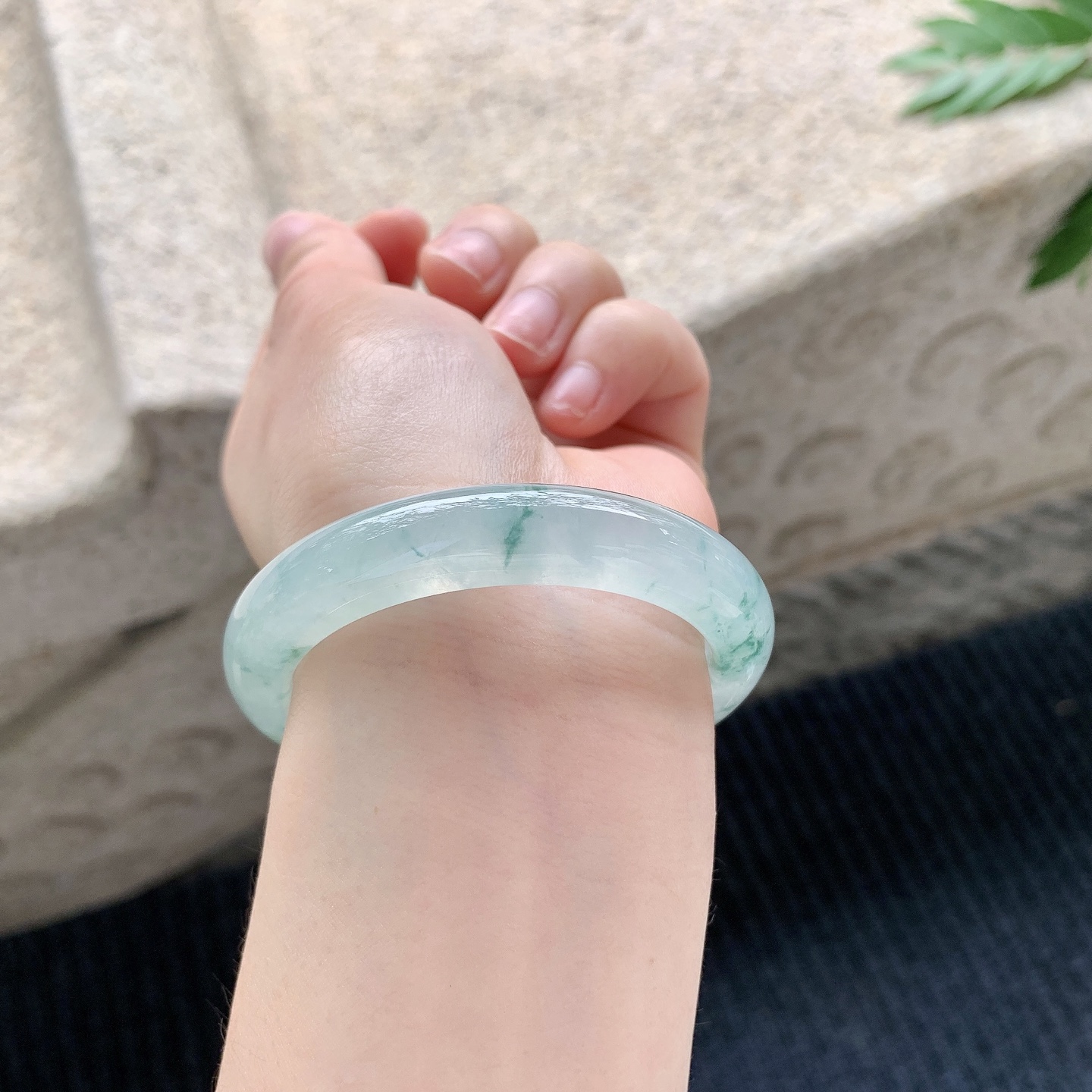 正圈49 50【圈口】50.4/10.3/8【编码】C5040940【描述】冰飘花，清透，水润，种老，细腻，无纹裂