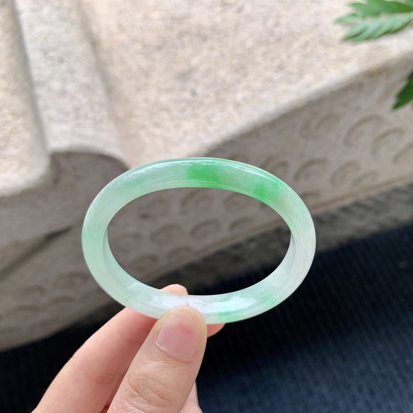 贵妃51 52【圈口】52.2/44/8.7/6.2【编码】GL040946【描述】糯冰种飘绿，水润，种老，细腻，打灯有纹线