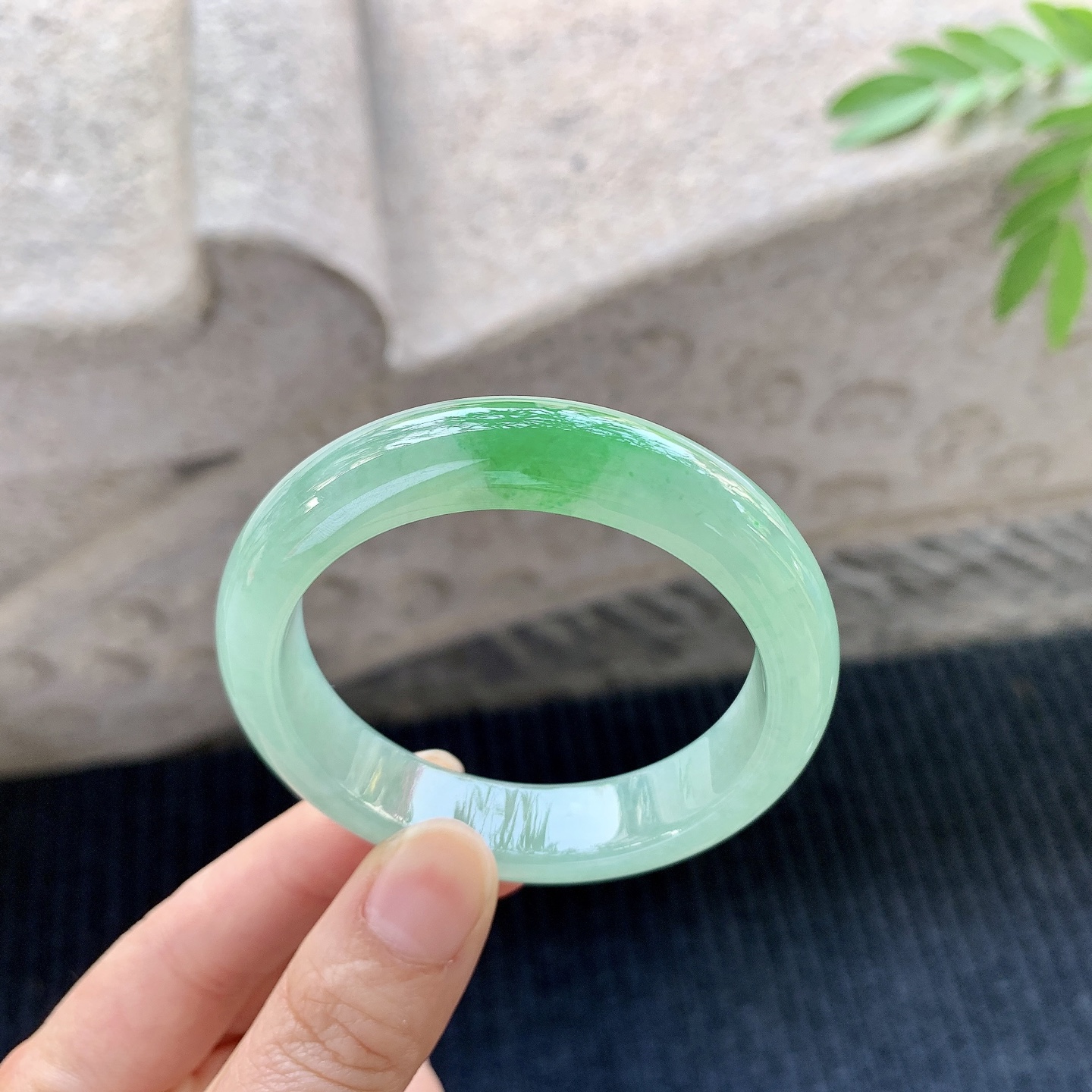 正圈49 50 【圈口】50.3/12.2/8 【编码】YT033059 【描述】糯冰飘绿，水润，种老，细腻，打灯有絮线