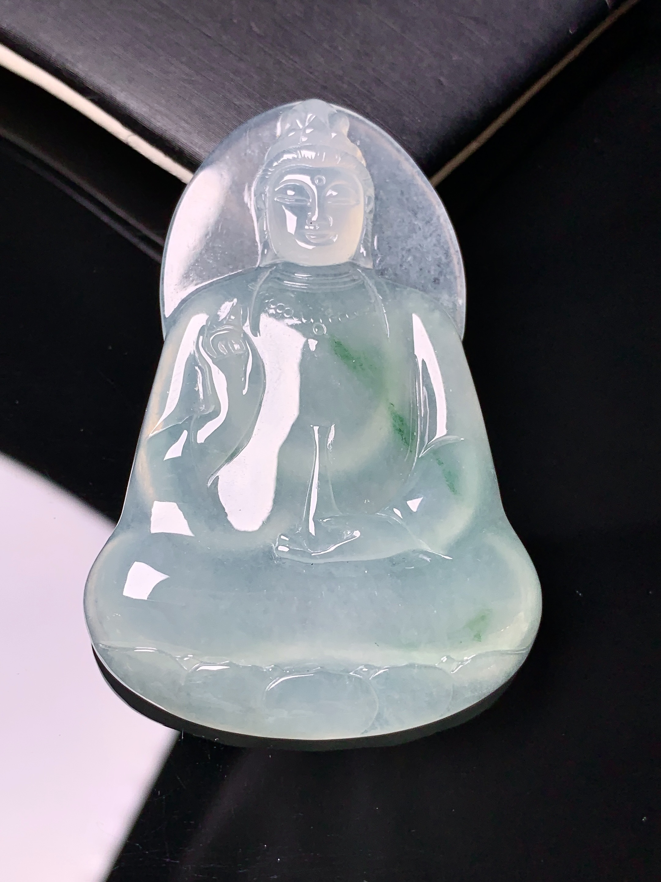 冰种飘绿素衣观音菩萨吊坠 玉质细腻 色泽艳丽清新 水润亮眼 整体尺寸54.3*37.3*5.8a2