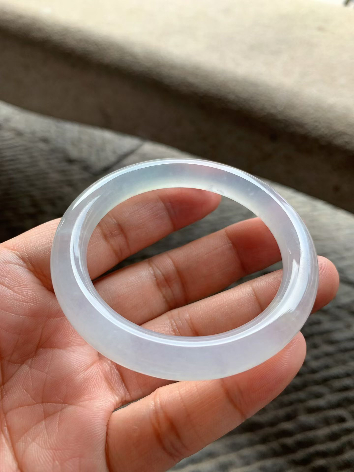 冰飘绿丝圆条手镯尺寸52*9*9 老种，通体清透，胶感十足，泛荧光，一缕绿丝灵气清新，简约却点晴！