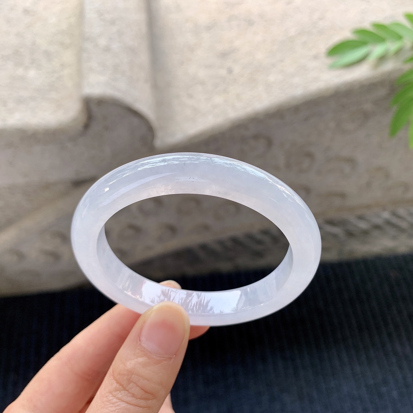 贵妃52 53 【圈口】53.5/47/10.3/8.2 【编码】BA031277 【描述】糯冰底色，水润，种老，细腻，打灯有絮线