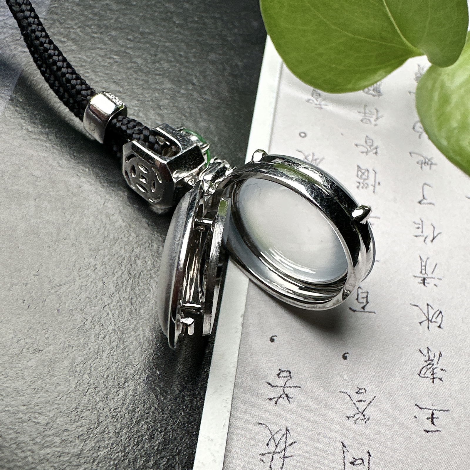 【玻璃蛋面吊坠】质地细腻清爽，玻璃色泽，荧光感强烈，18K金钻镶嵌，裸石尺寸16.7*15*7毫米