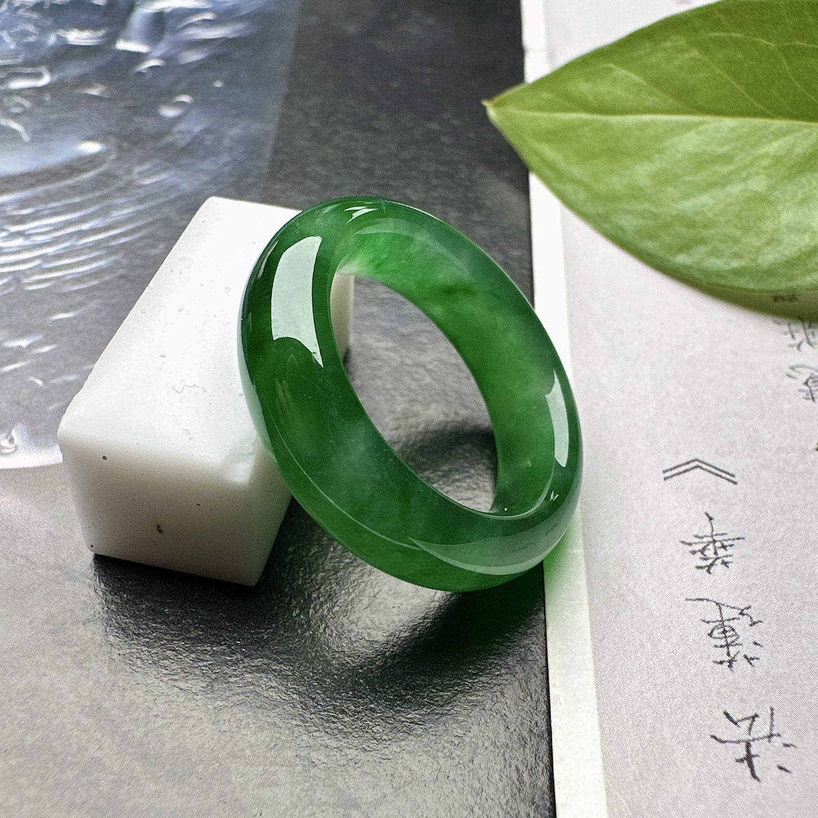 【冰种满绿戒圈】难得的冰润度，难得的好颜色，韵味十足，古色古香。也可吊坠佩戴。