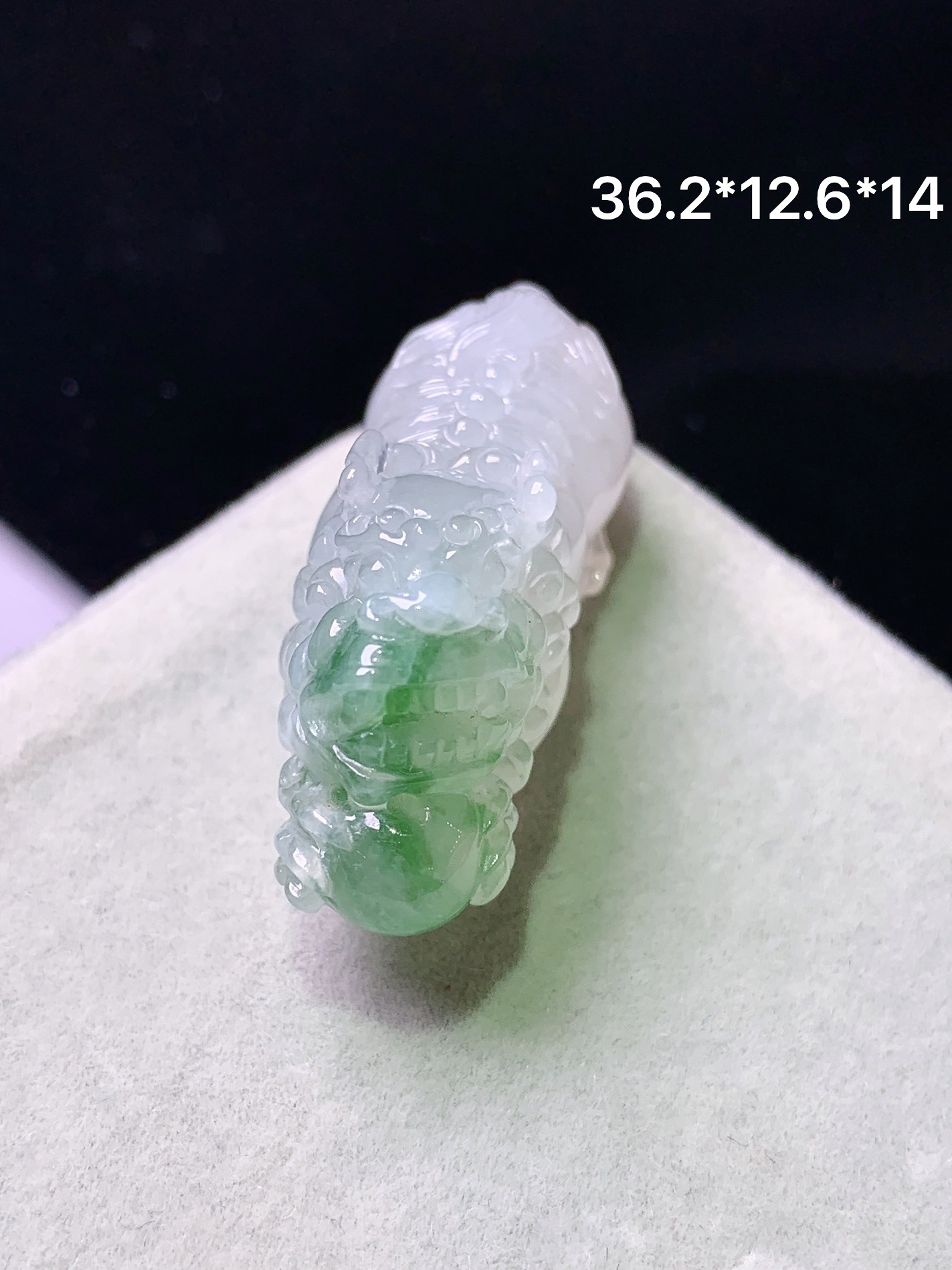 飘绿貔貅吊坠 玉质细腻 色泽艳丽清新 水润亮眼 整体尺寸36.2*12.6*14a5