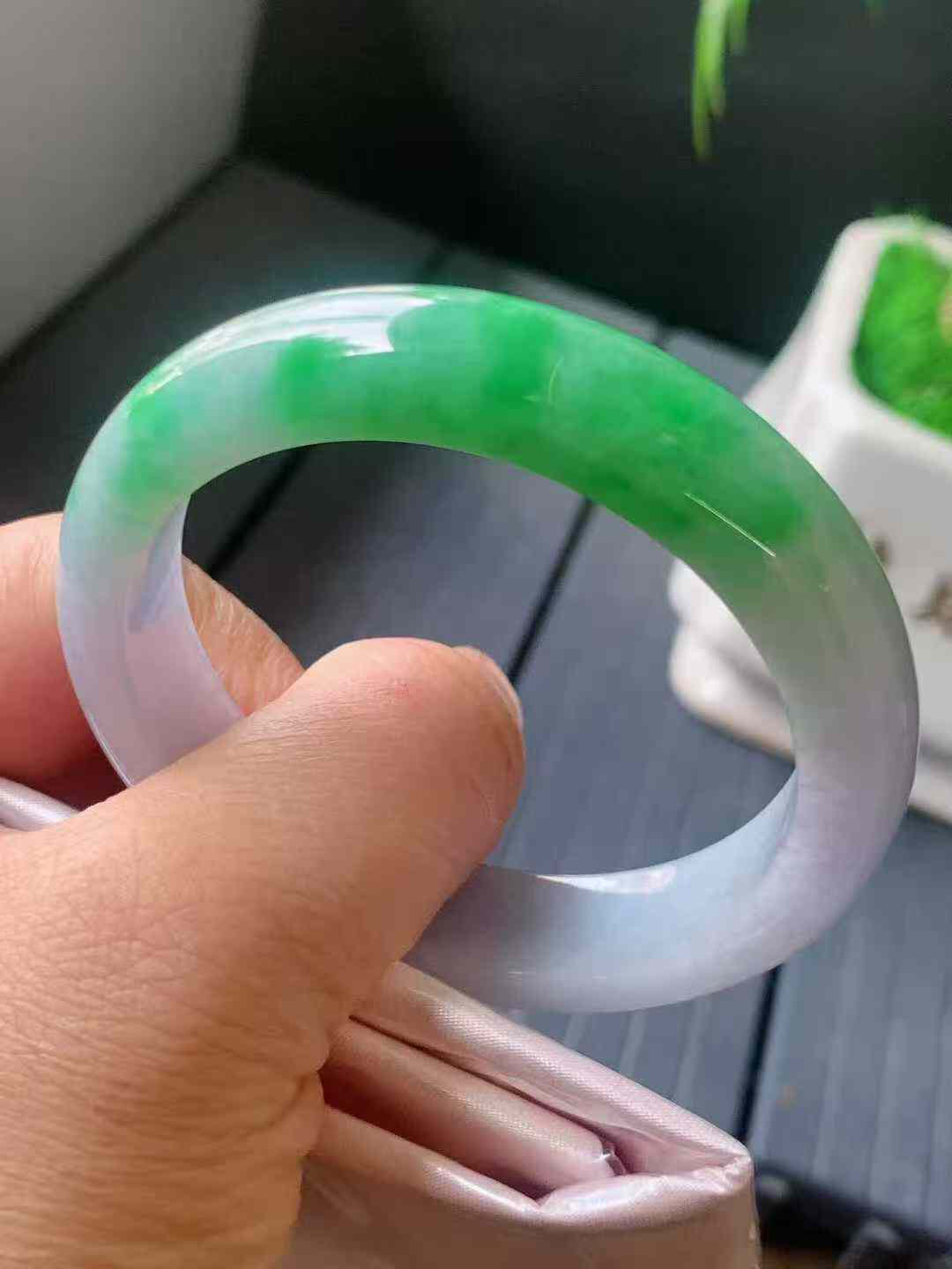 【翡翠名称】老种飘阳绿53.5正圈口手镯
【翡翠尺寸】53.5/12.7/8.2mm适合52.5-55正圈口佩戴
【翡翠描述】宝贝种老水足，玉质细腻，色泽靓丽，性价比高，佩戴效果好！
【其它赠送】权威证书/精美挂绳盒子/支持全国复检