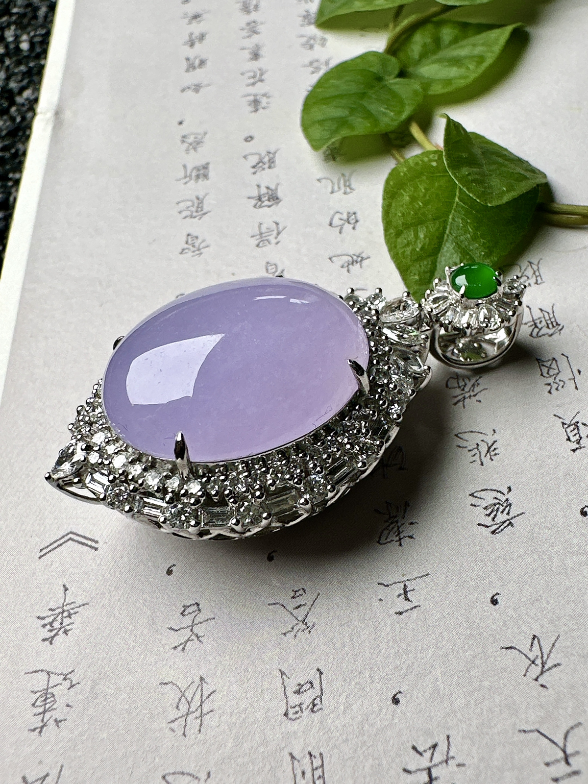 【冰种粉紫蛋面吊坠】质地细腻，饱满度很好，晶莹剔透，18k金钻镶嵌，裸石尺寸20.3*17.1*6.8毫米