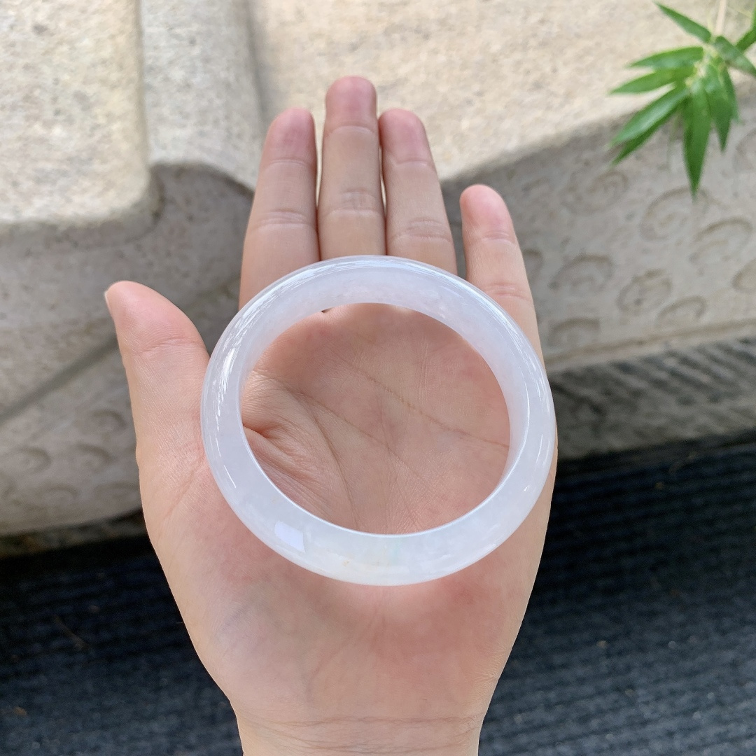 正圈55 56【圈口】55.7/12.5/7.8【编码】Q5031280【描述】飘黄翡飘绿，水润，种