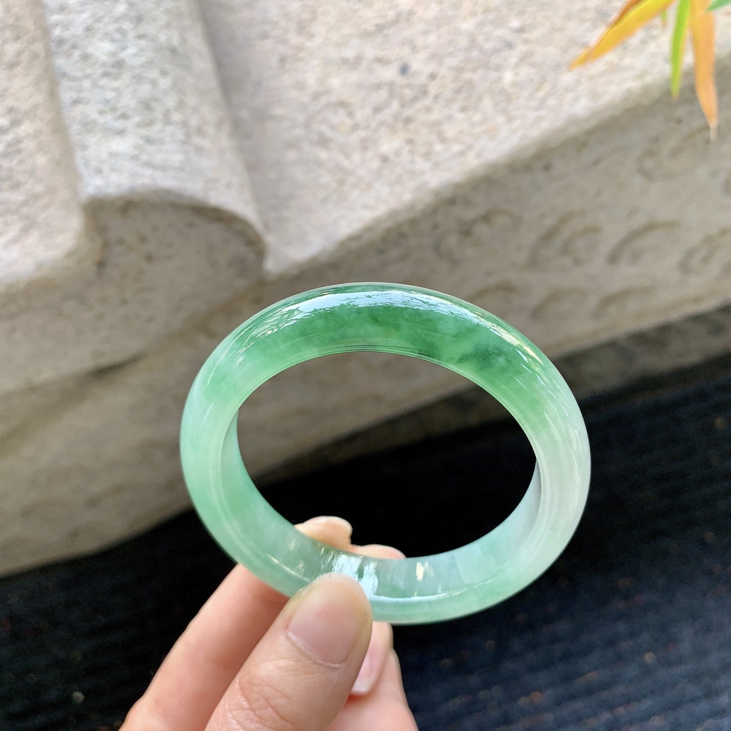 正圈53 54【圈口】54.3/12.5/8.4【编码】YT011951【描述】糯冰飘绿，水润，种老，细腻，打灯有絮线