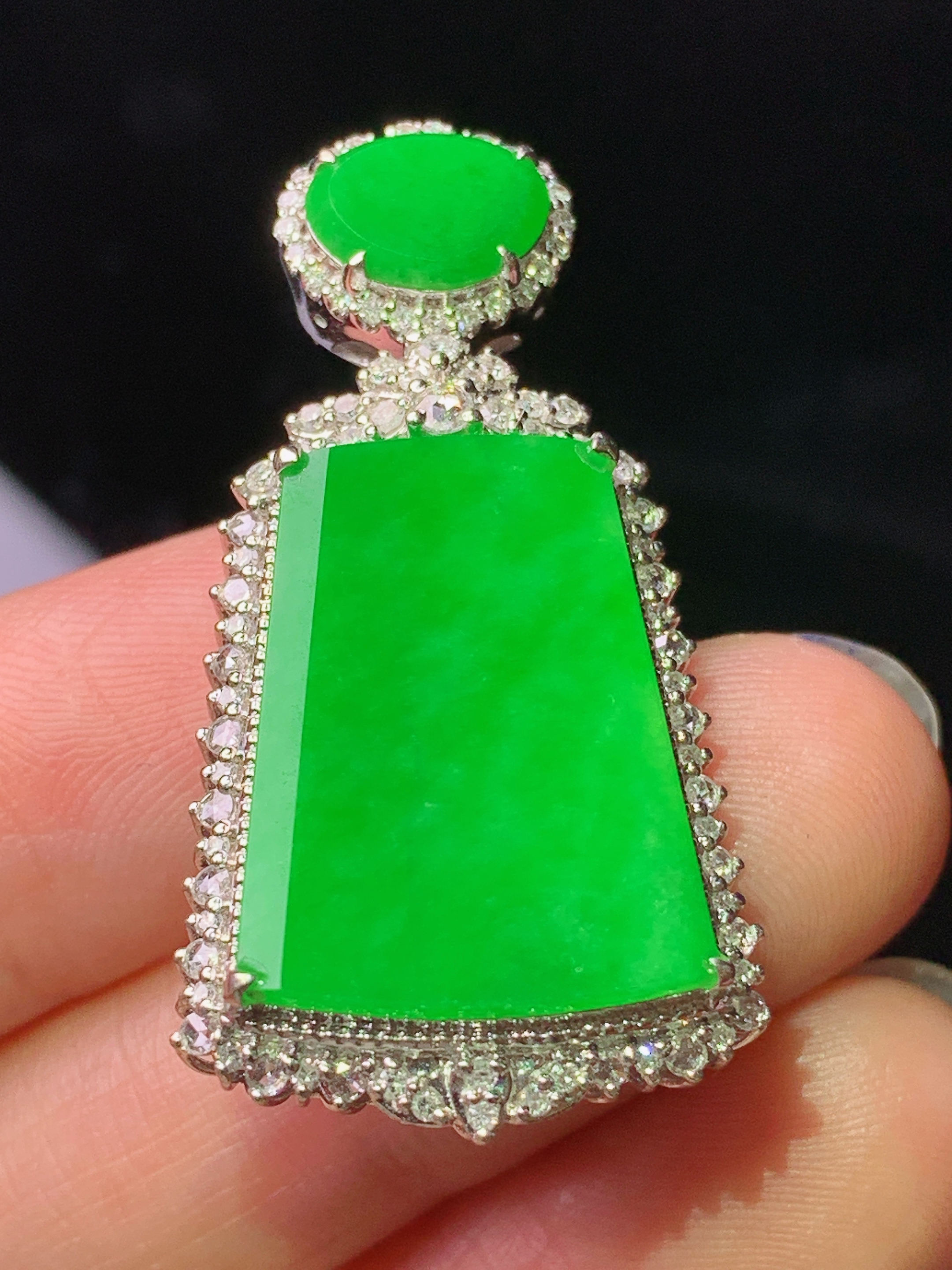 18k金钻镶嵌满绿无事牌吊坠 玉质细腻 色泽艳丽清新 水润亮眼 整体尺寸36.4*19.2*9.2c2