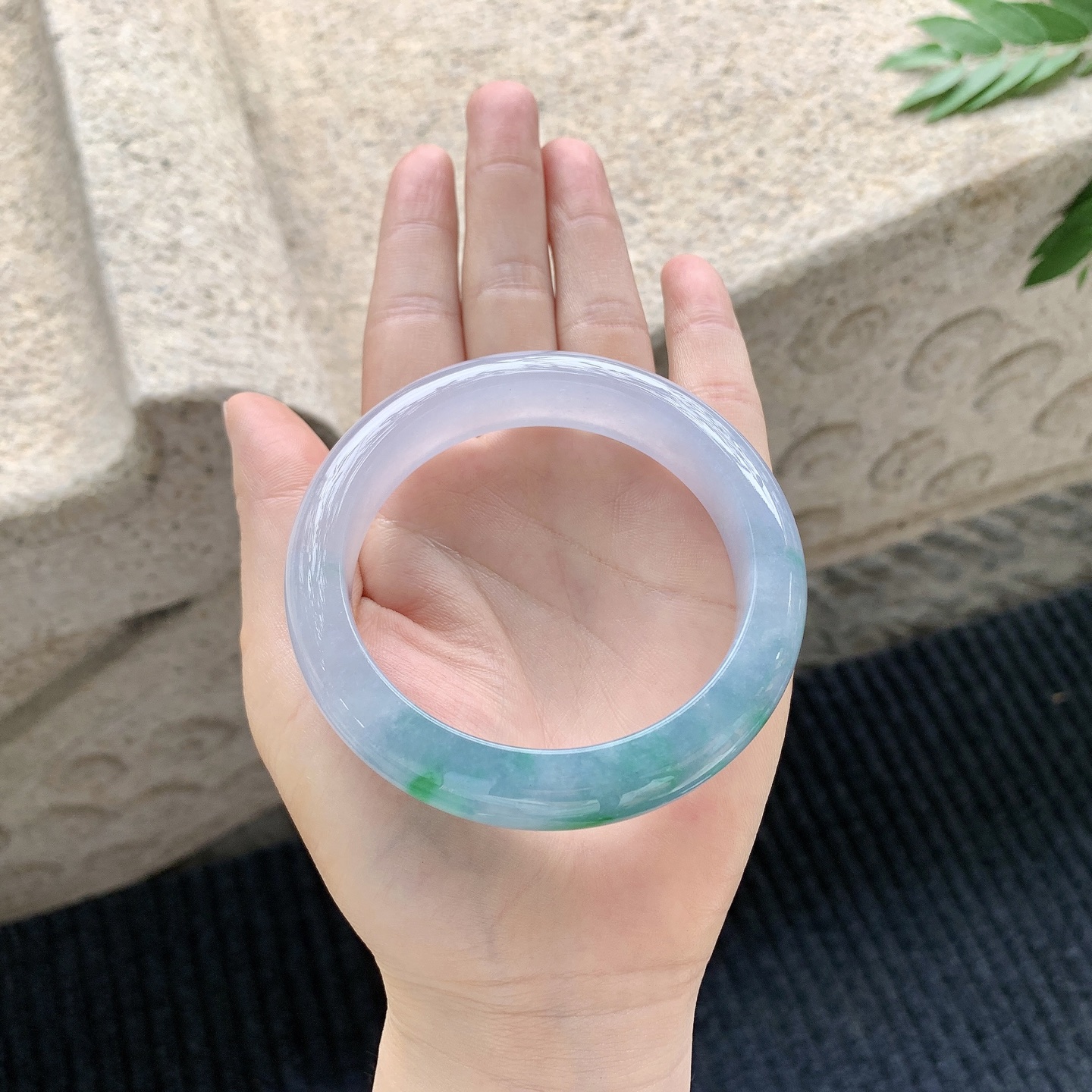 正圈57 58 【圈口】58.5/13.6/9.3 【编码】N2040929 【描述】糯冰椿彩，水润，种老，细腻，无纹裂