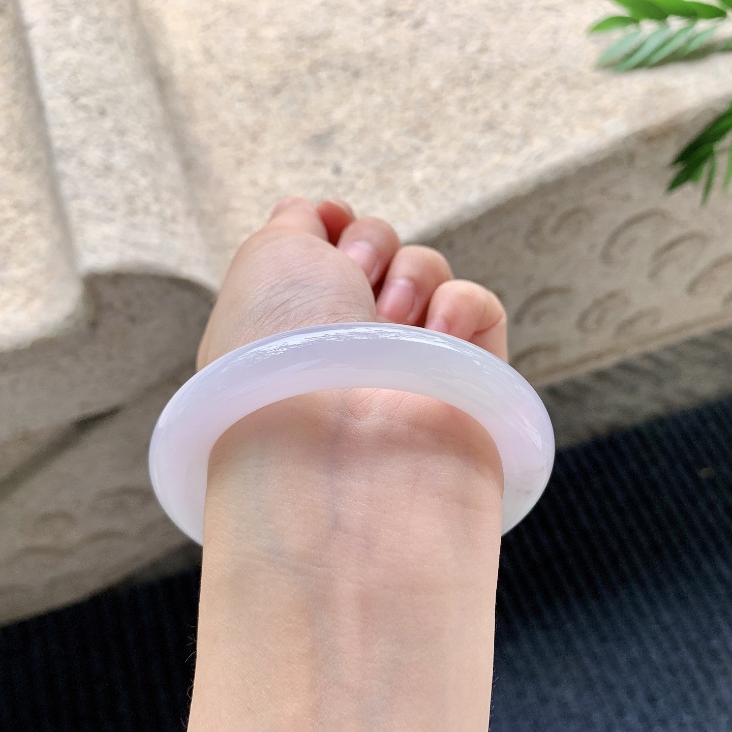 圆条53 54【圈口】54.2/10.4/10.3【编码】AF040906【描述】细糯粉紫，水润，种老，细腻，打灯有絮线