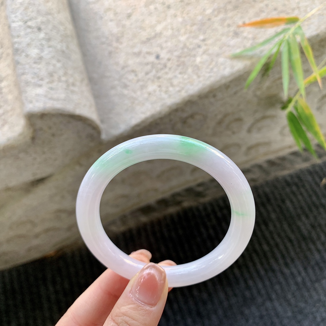 圆条52 53【圈口】53.2/9/8.9【编码】Q5035972【描述】春彩，水润，种老，细腻，无纹裂