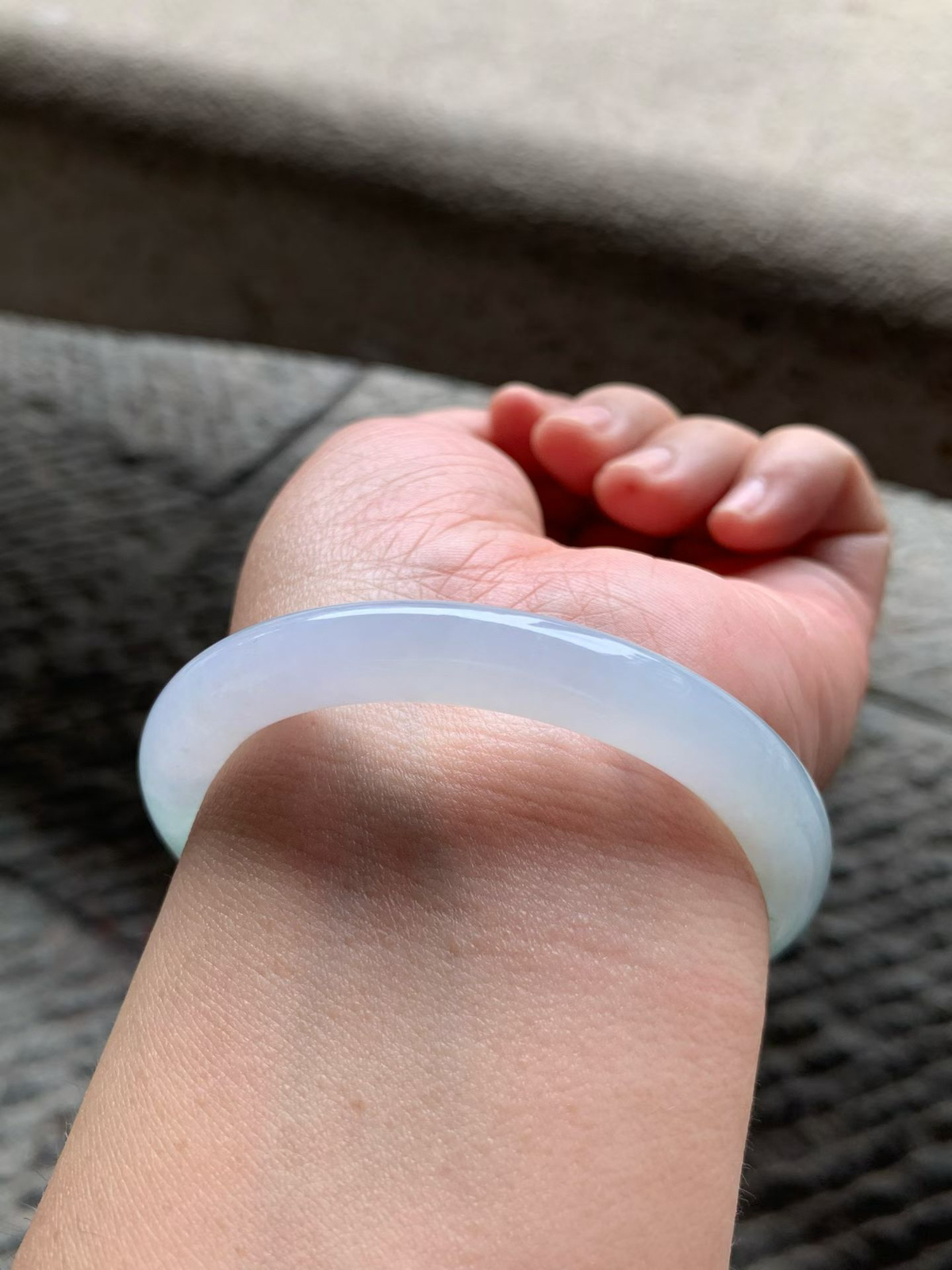 飘芙蓉绿花圆条手镯尺寸54*9*9 老种通透，冰凝透亮，水润胶足，绿花灵动飘逸，上手清新水灵！