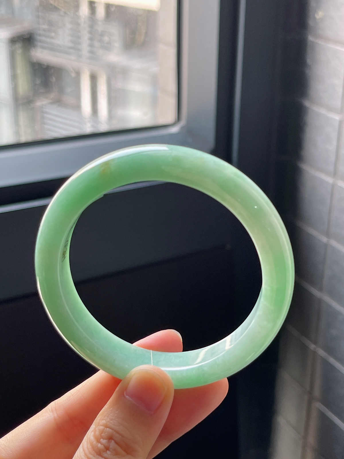 正圈56.2圈口，翡翠糯化种浅绿色手镯