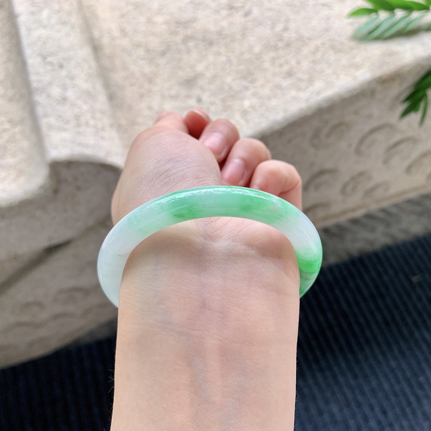 圆条51 52【圈口】52.6/8/8【编码】T6040917【描述】细糯飘阳绿，水润，种老，细腻，打灯有纹线