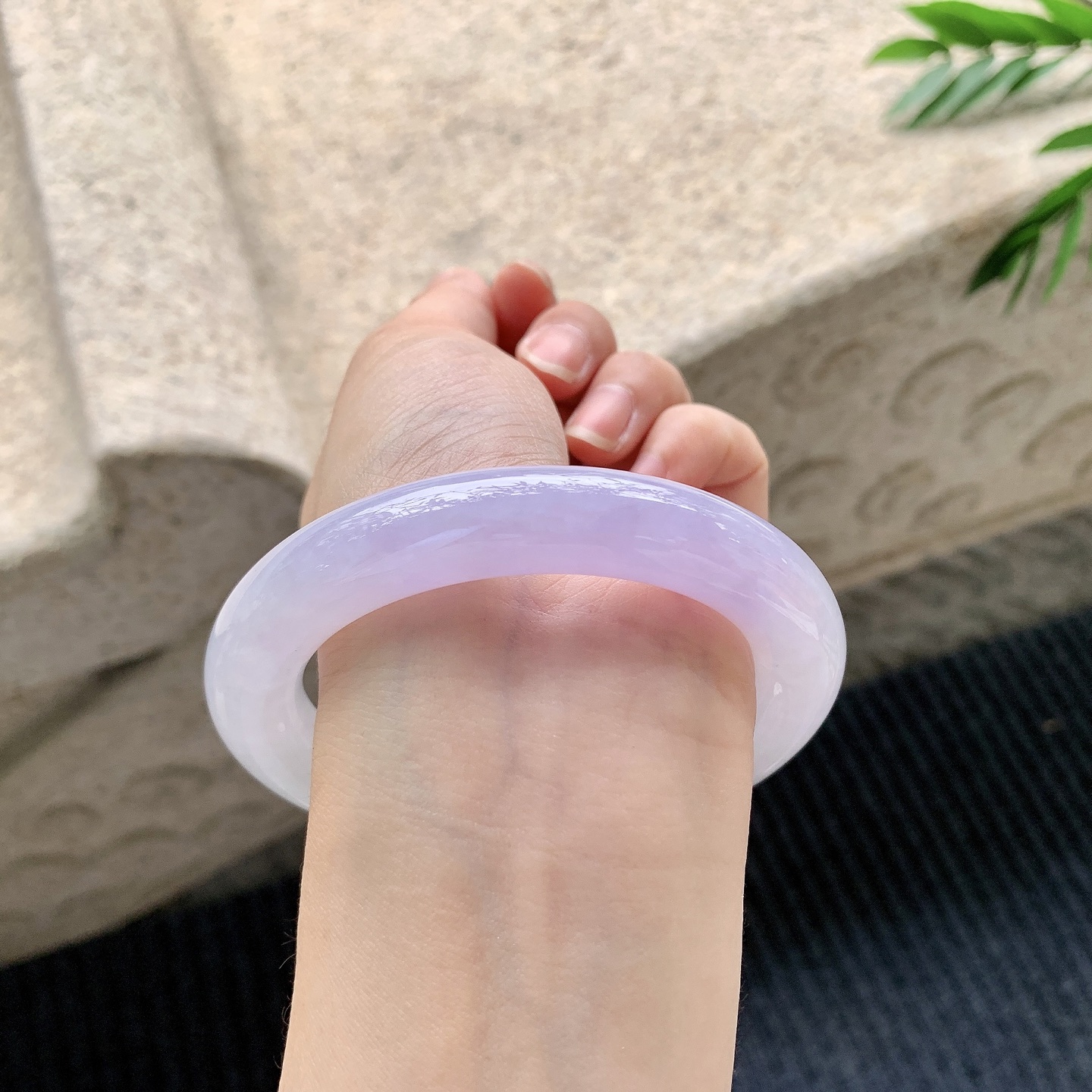 圆条57 58【圈口】58.7/12/11.8【编码】BA040909【描述】糯冰艳紫，水润，种老，细腻，有纹线