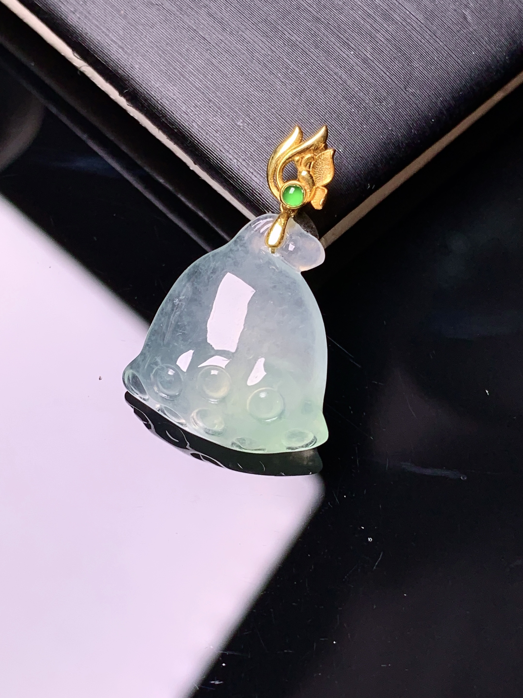 18k金镶嵌冰种莲蓬吊坠 玉质细腻 色泽艳丽清新 水润亮眼 整体尺寸23.8*15.6*6c5
