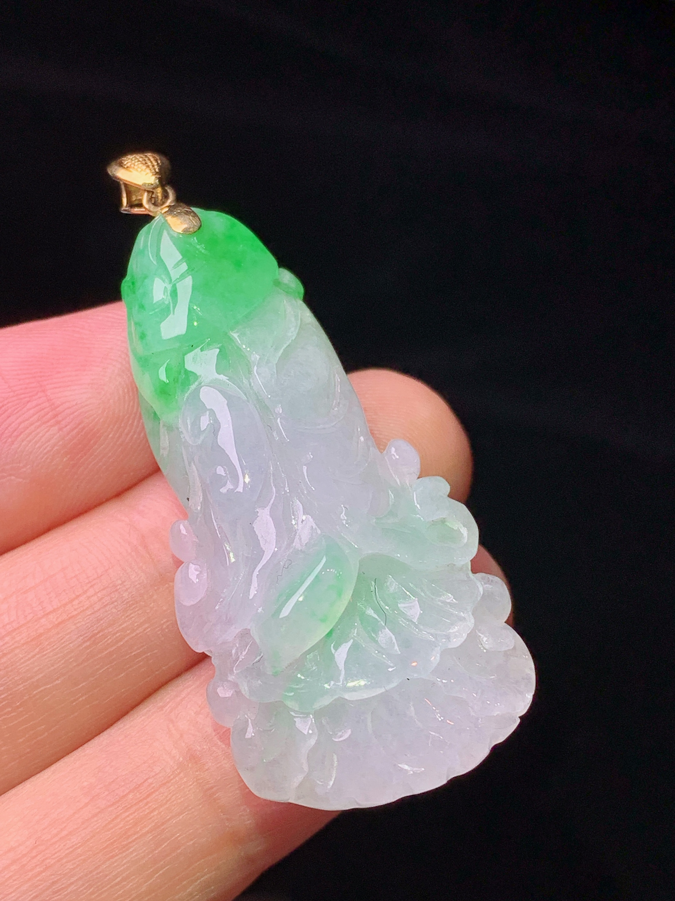 18k金镶嵌飘绿白菜吊坠 玉质细腻 色泽艳丽清新 水润亮眼 整体尺寸46.7*20*10.5a5