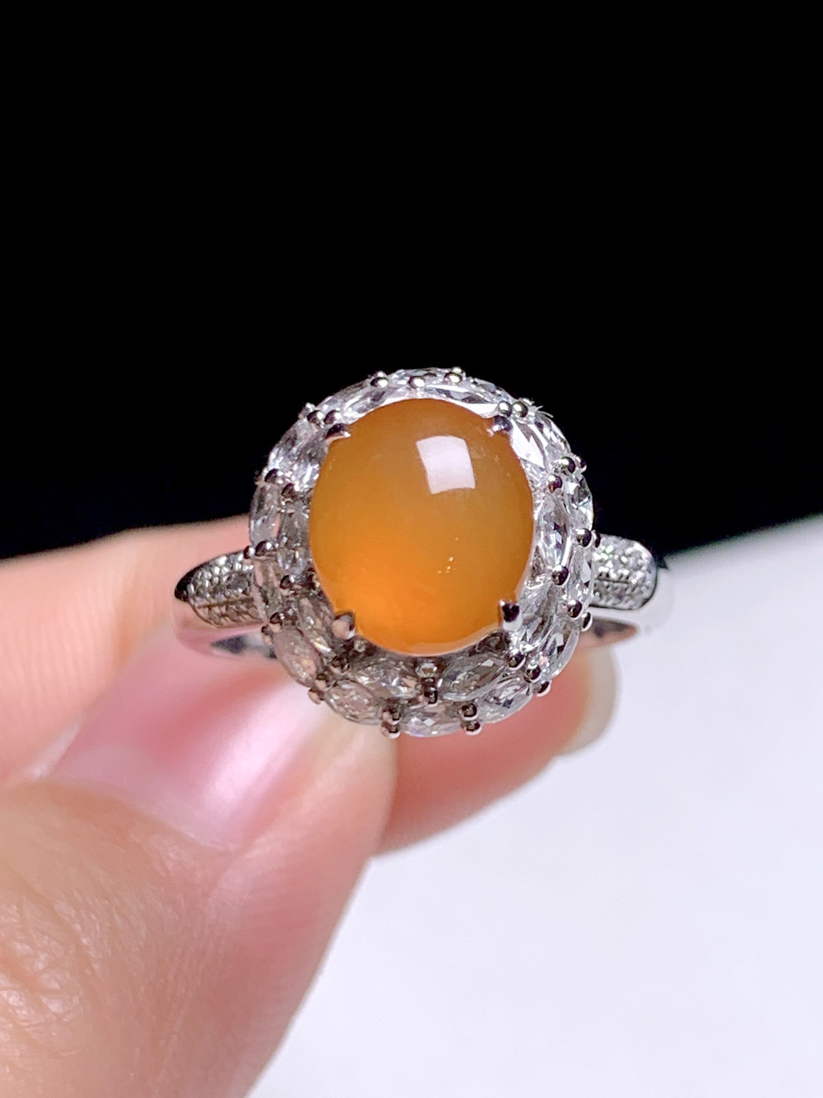 冰黄翡蛋面戒指
18k金钻镶嵌