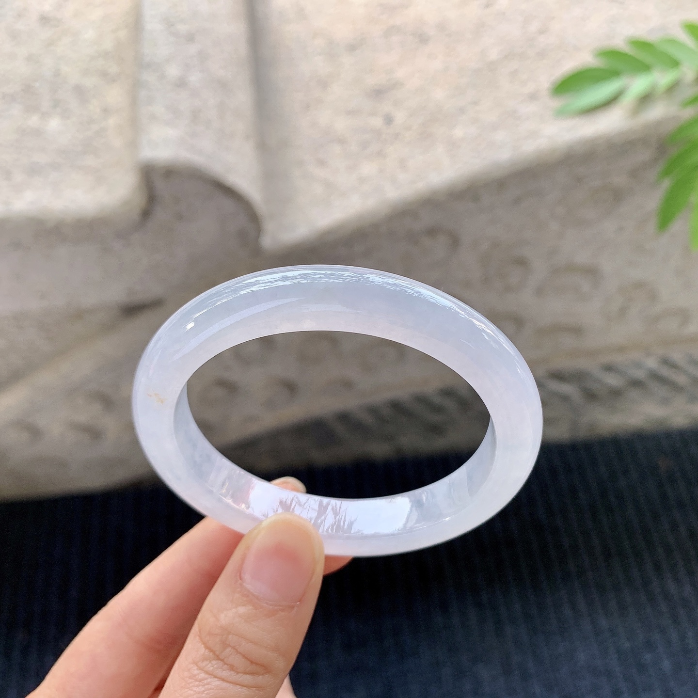 贵妃52 53 【圈口】53.5/47/10.3/8.2 【编码】BA031277 【描述】糯冰底色，水润，种老，细腻，打灯有絮线