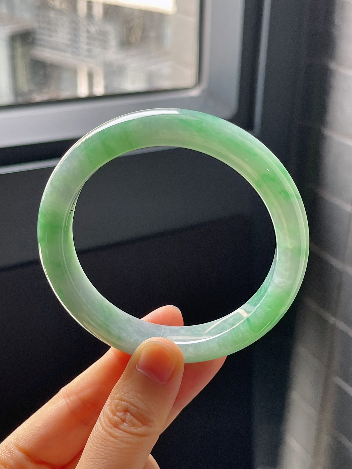 正圈59.2圈口，翡翠糯化种飘绿手镯