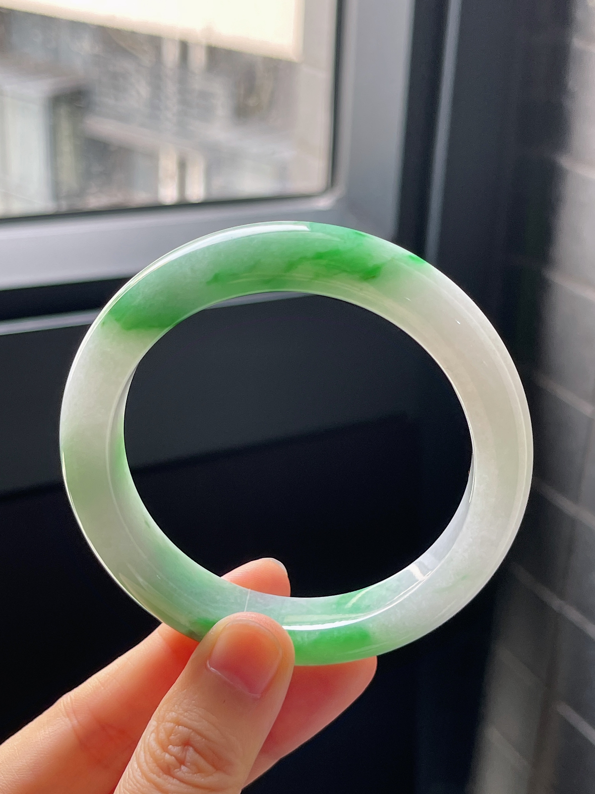 正圈56.7圈口，翡翠冰糯种细腻飘阳绿手镯