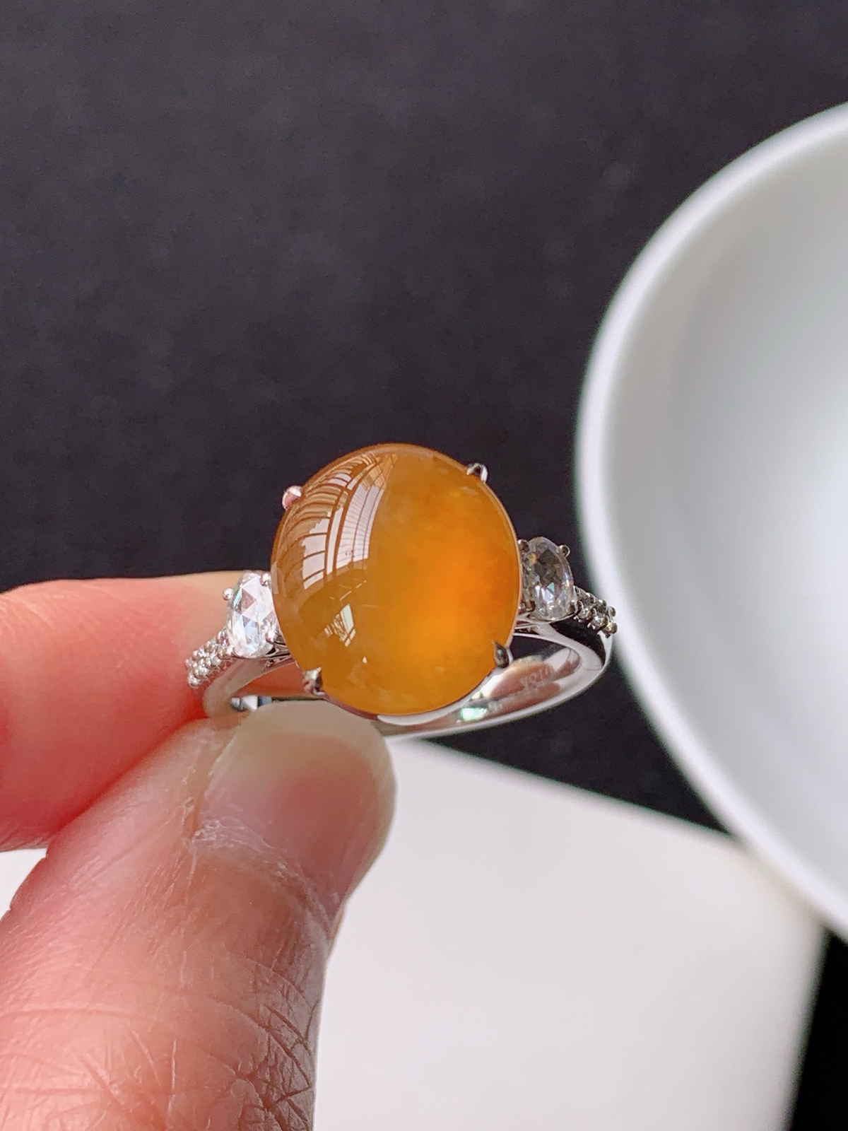 【18k镶嵌冰黄戒指】
裸石尺寸：  12.2/10.7/9.7圈口14