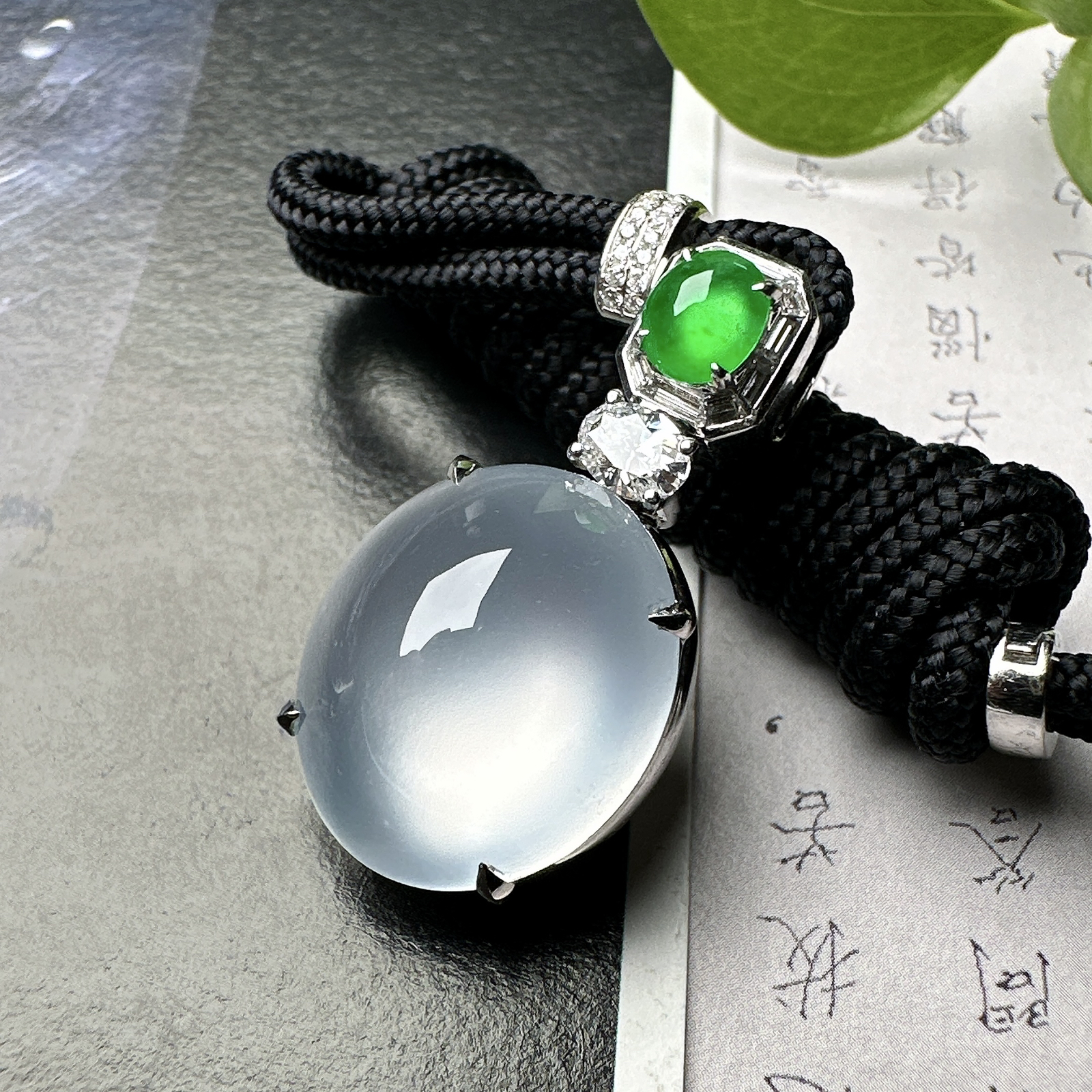 【玻璃蛋面吊坠】质地细腻清爽，玻璃色泽，荧光感强烈，18K金钻镶嵌，裸石尺寸16.7*15*7毫米