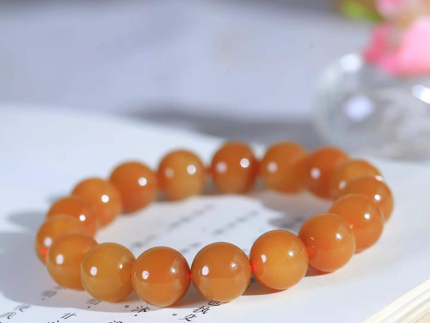 【珠圆玉润.手串】

精品和田玉糖玉珠圆玉润手串 玉质温润细腻  整串打磨圆润，佩戴舒适。珠珠落玉盘