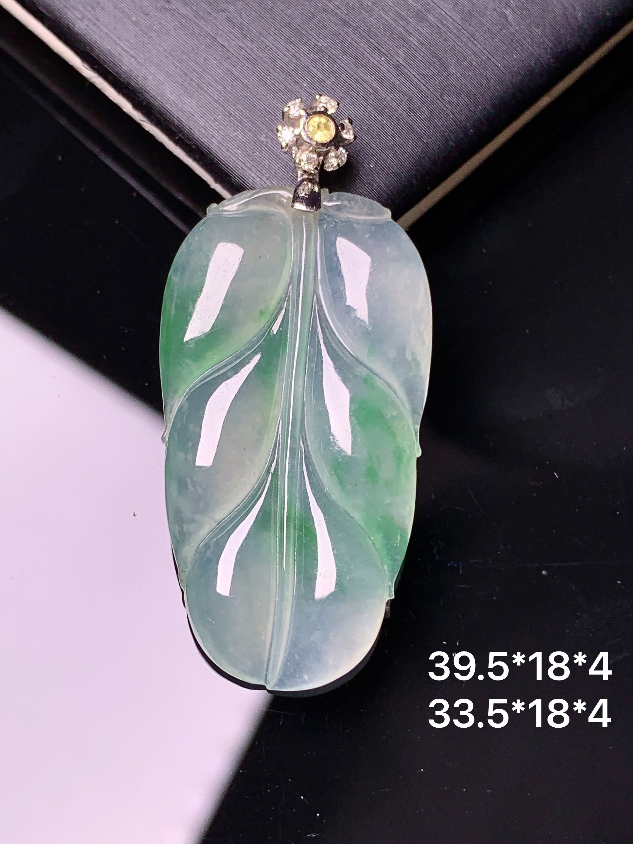 18k金钻镶嵌冰种飘绿树叶吊坠 玉质细腻 色泽艳丽清新 水润亮眼 整体尺寸39.5*18*4c5