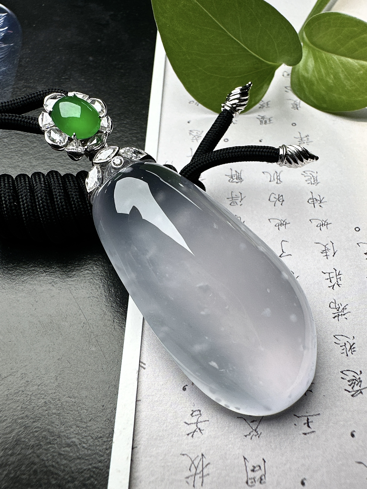【玻璃种福瓜吊坠】雪花棉老料，种水上乘，晶莹剔透，纯净通透，莹光感很强。收藏品质，18k金钻镶嵌，裸石尺寸46*22.5*10.8毫米