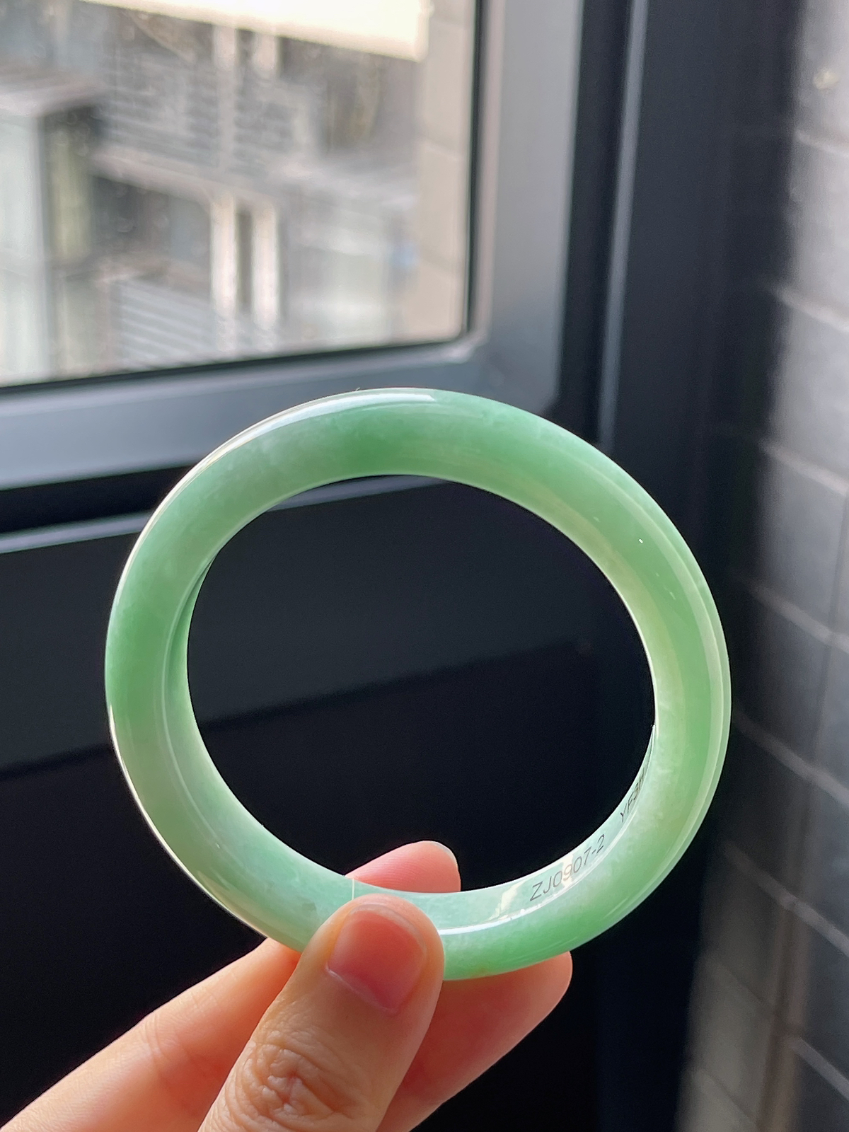 正圈56.2圈口，翡翠糯化种浅绿色手镯