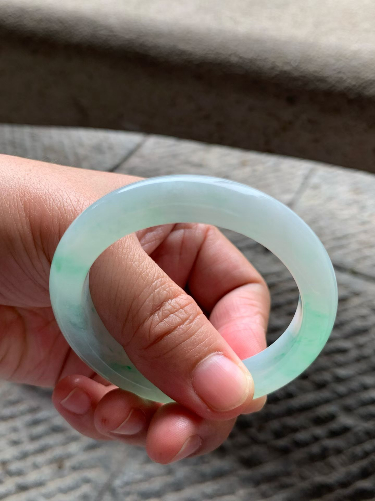 果绿色正圈手镯尺寸50.5*10*8.5 种质细腻，通透水润，颜色鲜亮灵动，上手清新甜美！