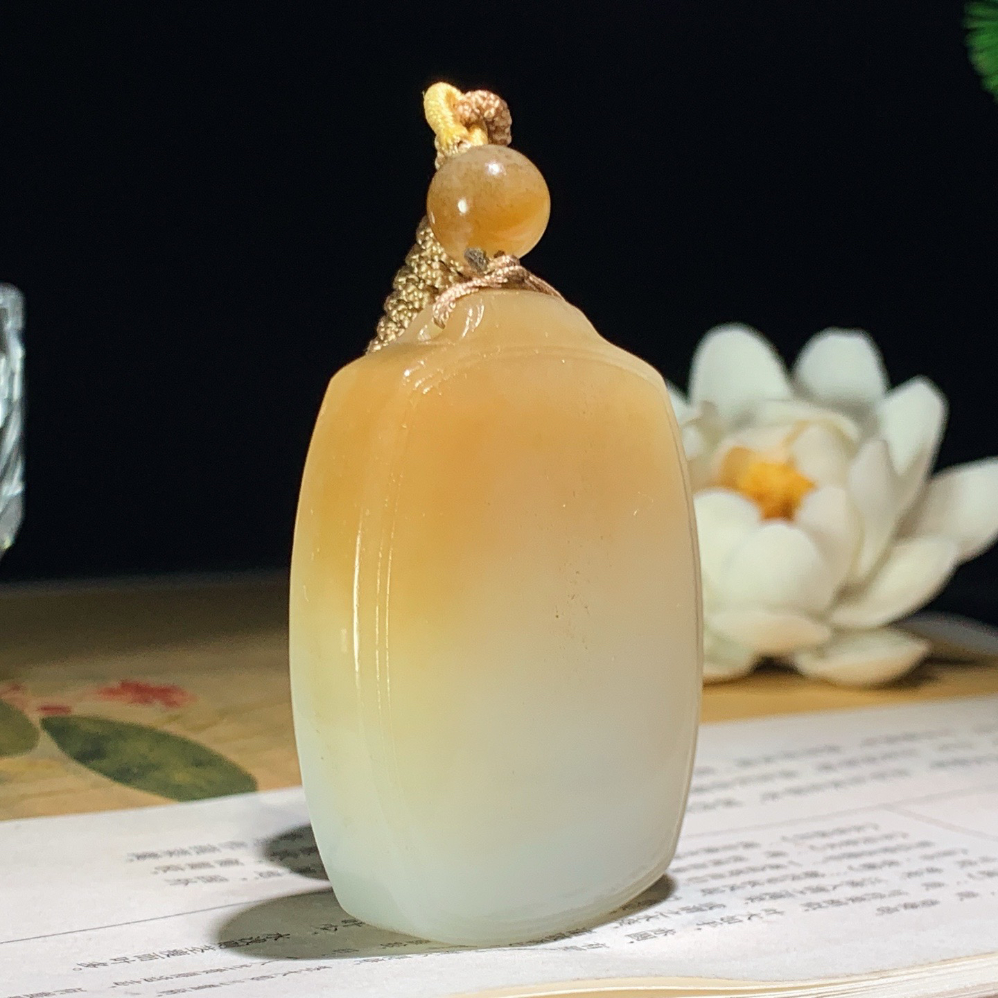 新疆和田玉且末糖平安无事牌挂件 尺寸50/39/12重54.5克 玉质细腻油润 底色纯净 脂粉好，品