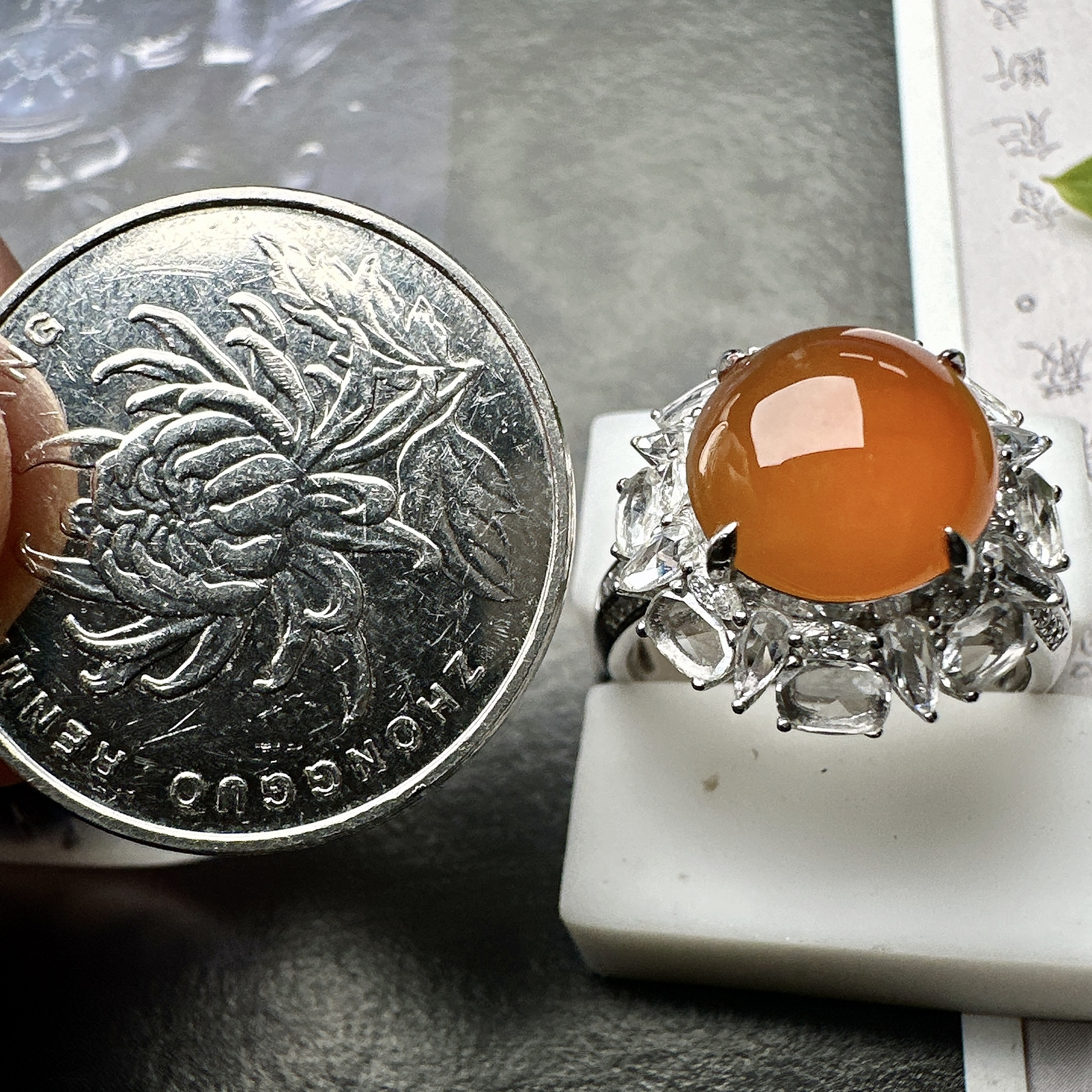 【冰种红黄翡馒头戒指】通透闪亮，起光的料子，厚度很好，18k金钻镶嵌，裸石尺寸10.3*5.2毫米