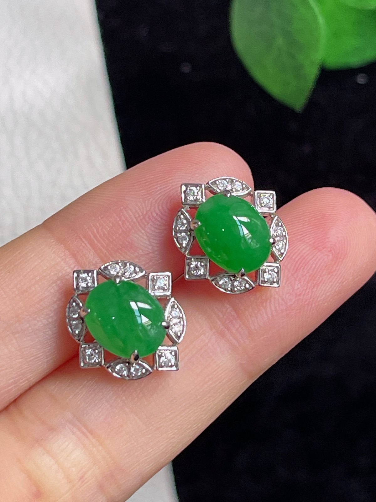 18k金翡翠冰糯满绿耳钉