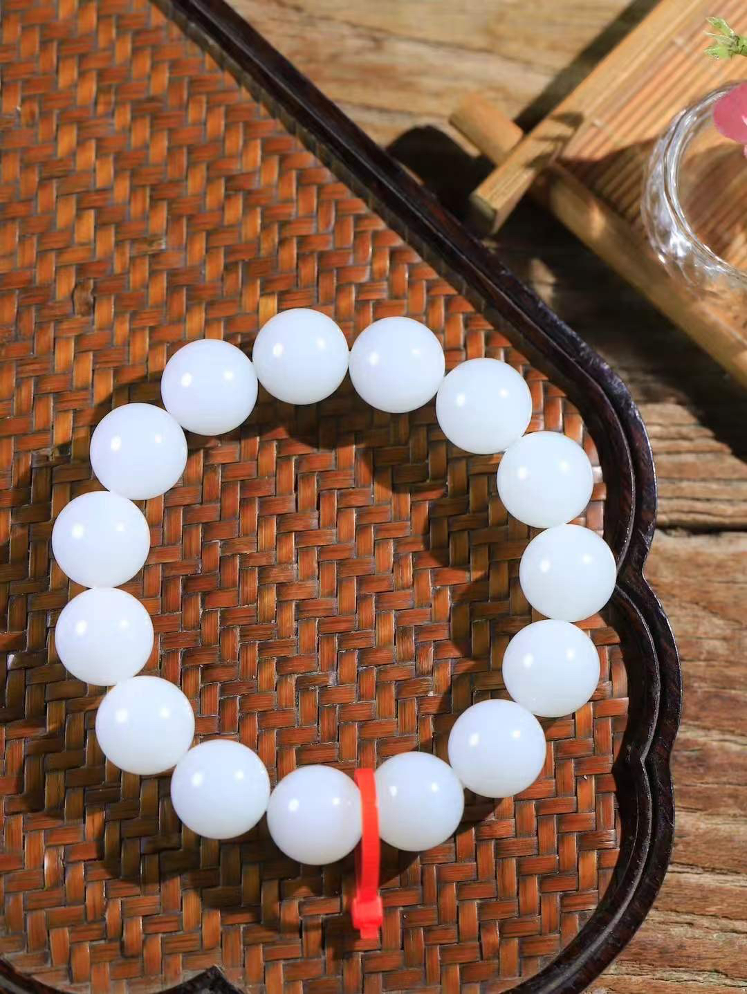 【珠圆玉润.手串】

精品和田玉白玉珠圆玉润手串 玉质温润细腻  整串打磨圆润，佩戴舒适。珠珠落玉盘，间关莺语花底滑，一生美好时光，无论身在何处，都有它相伴相守。事事顺遂，幸福美满，吉祥如意。重78.4克 尺寸取一15mmFDT-1640813