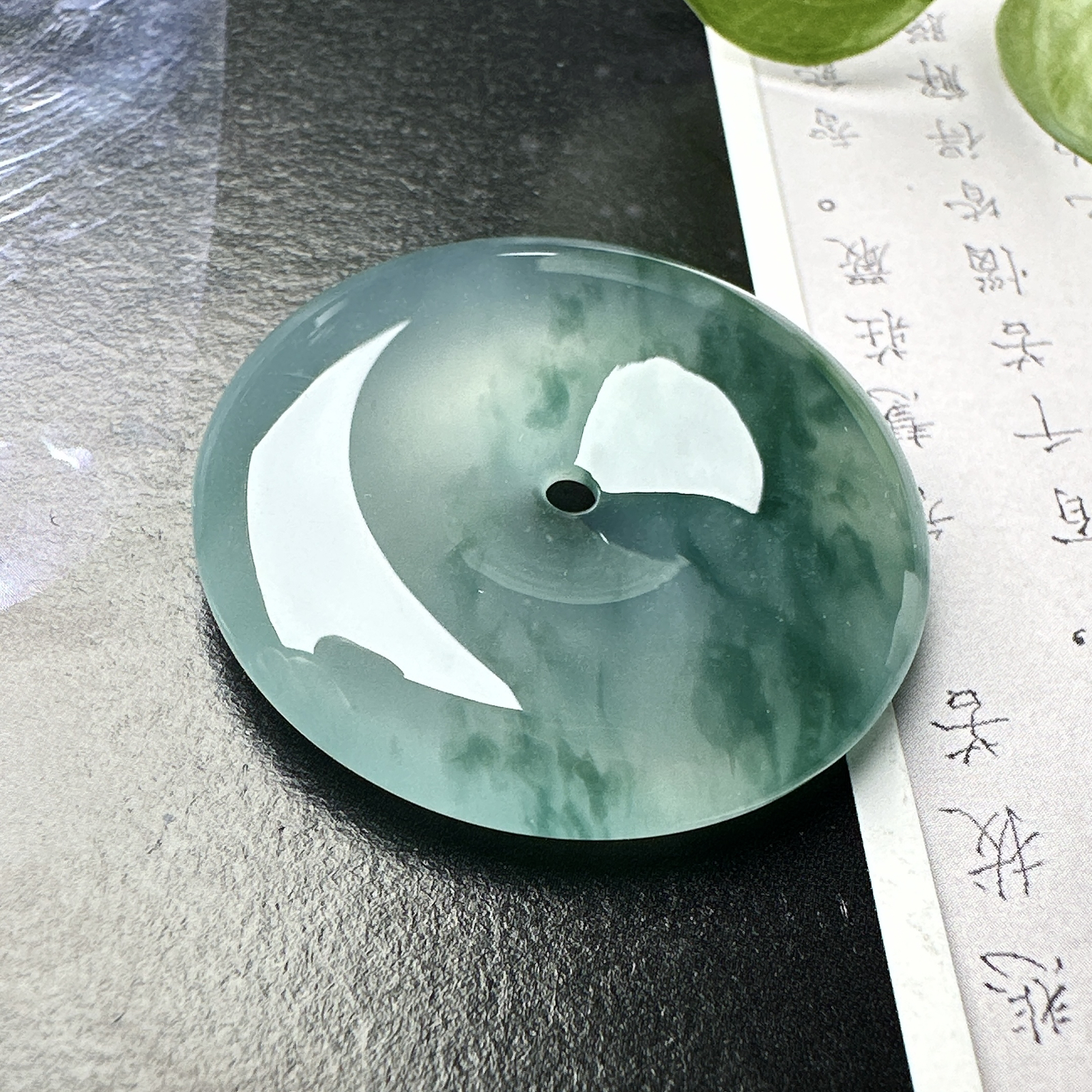 【冰种飘花平安扣】质地非常细腻干净，冰润十足，种老冰透，收藏品质