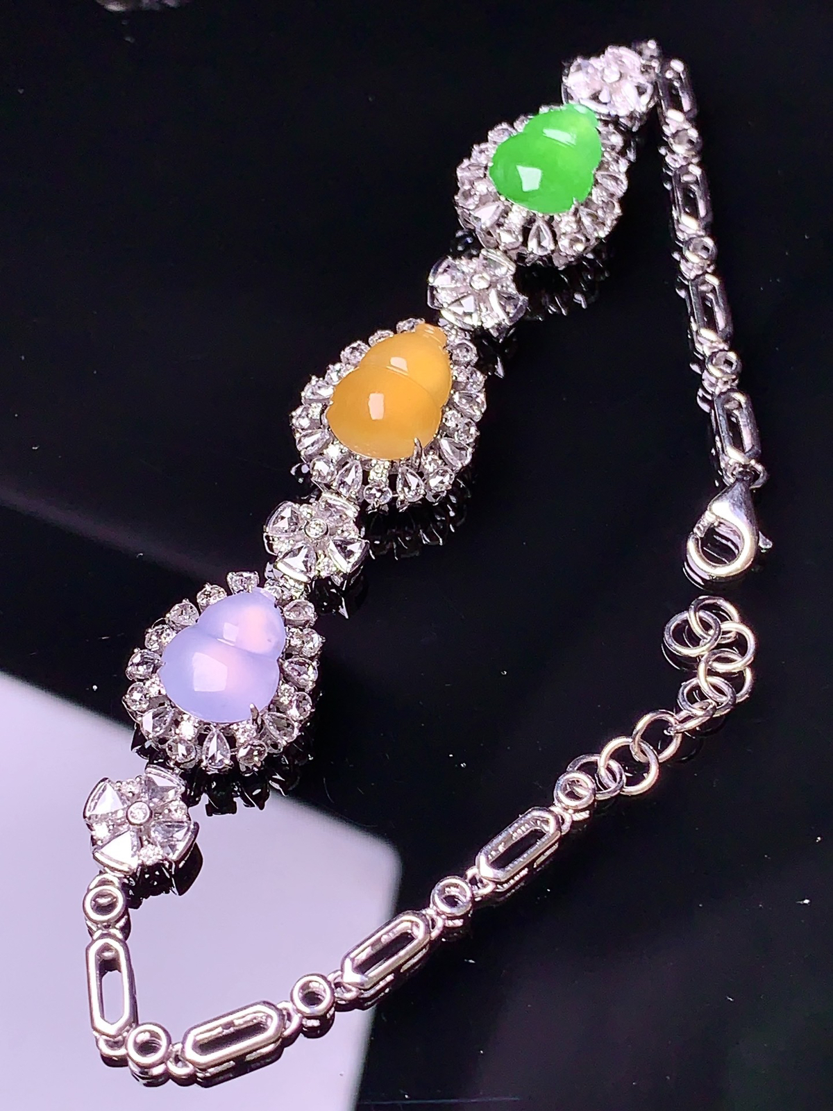 18k金钻镶嵌三色葫芦手链 玉质细腻 色泽清新艳丽 整体尺寸65*12*7.6