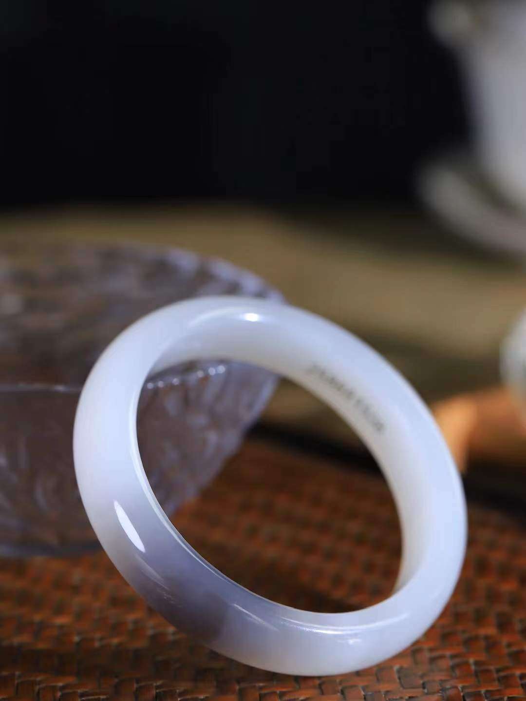 【腕间柔情.手镯】   

精品和田玉白玉烟紫双色手镯 玉质温润细腻 油性十足 古朴秀雅 轻抚岁月的栏杆软香温玉，腕间玉镯轻轻晃动，令人情动心间，撷一缕月末的芬芳，把心思铺陈，时光静美，惟有你最温柔。重41克   尺寸50.5-12.3-7.7mm  4640755A