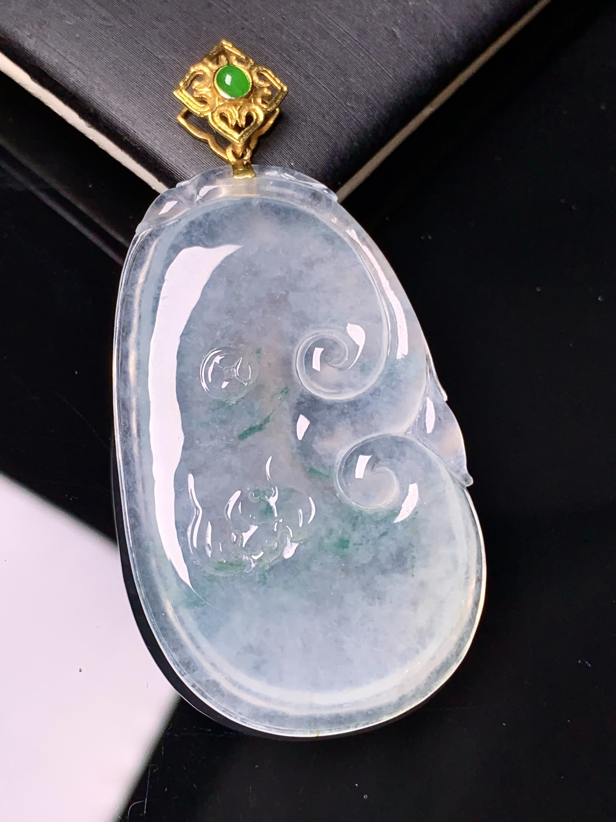 18k金镶嵌冰种如意吊坠 玉质细腻 色泽艳丽清新 水润亮眼 整体尺寸55.8*27.7*4.2c1