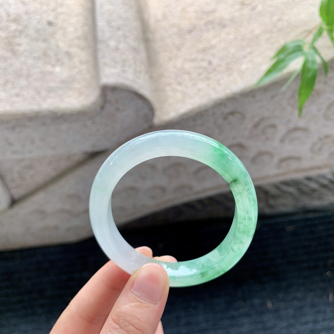 贵妃53 54 【圈口】56.2/49/9.7/7.7 【编码】FL052283 【描述】冰糯飘绿花，清透，水润，种老，细腻，打灯有纹线