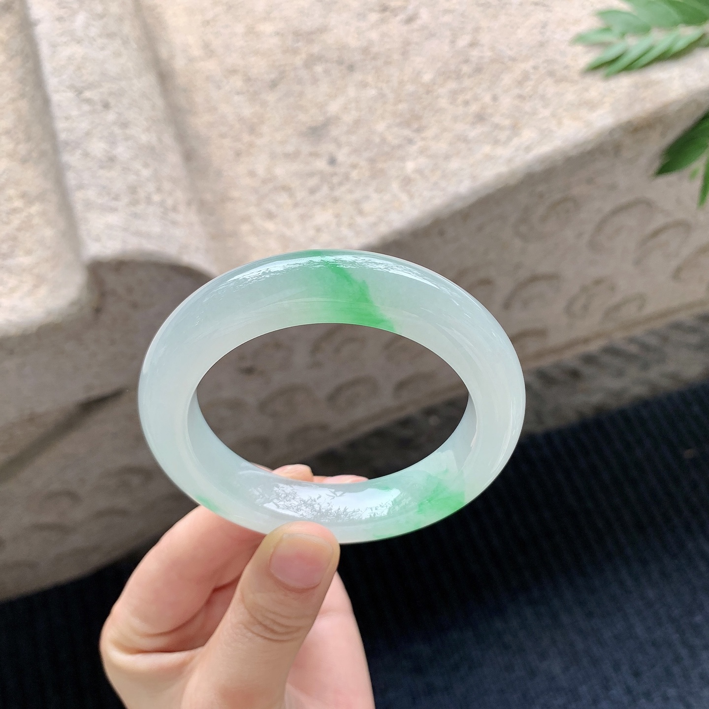 正圈54 55 【圈口】54.4/12.5/10.6 【编码】A3040935 【描述】糯冰飘绿阳绿，水润，种老，细腻，无纹裂